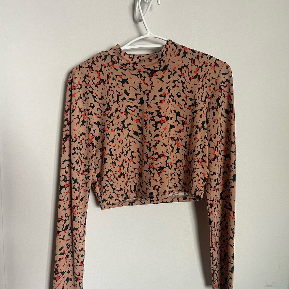 Noisy May - Cropped Long Sleeve Top in Tan Abstract Print